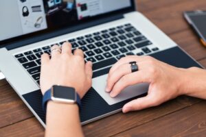 トラックパッドを自在に操るブロガーのフリー画像