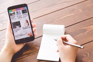 ニュースアプリで人気コラムをチェックのフリー画像