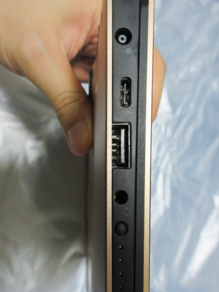 Dell XPS 13（9360）の側面（左側）の画像