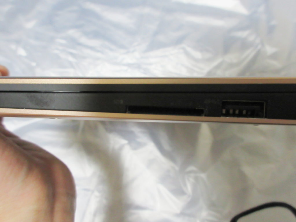 Dell XPS 13（9360）の側面（右側）の画像